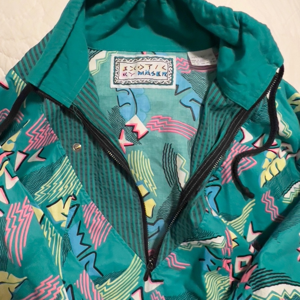 Colorful Geometric Patterned Jacket - Picture 4 of 9